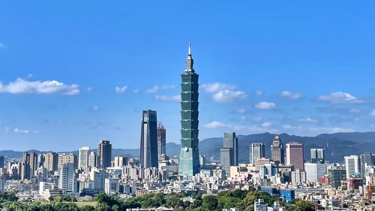Skyline de Taipéi con el rascacielos Taipei 101 destacando sobre la ciudad bajo un cielo azul despejado